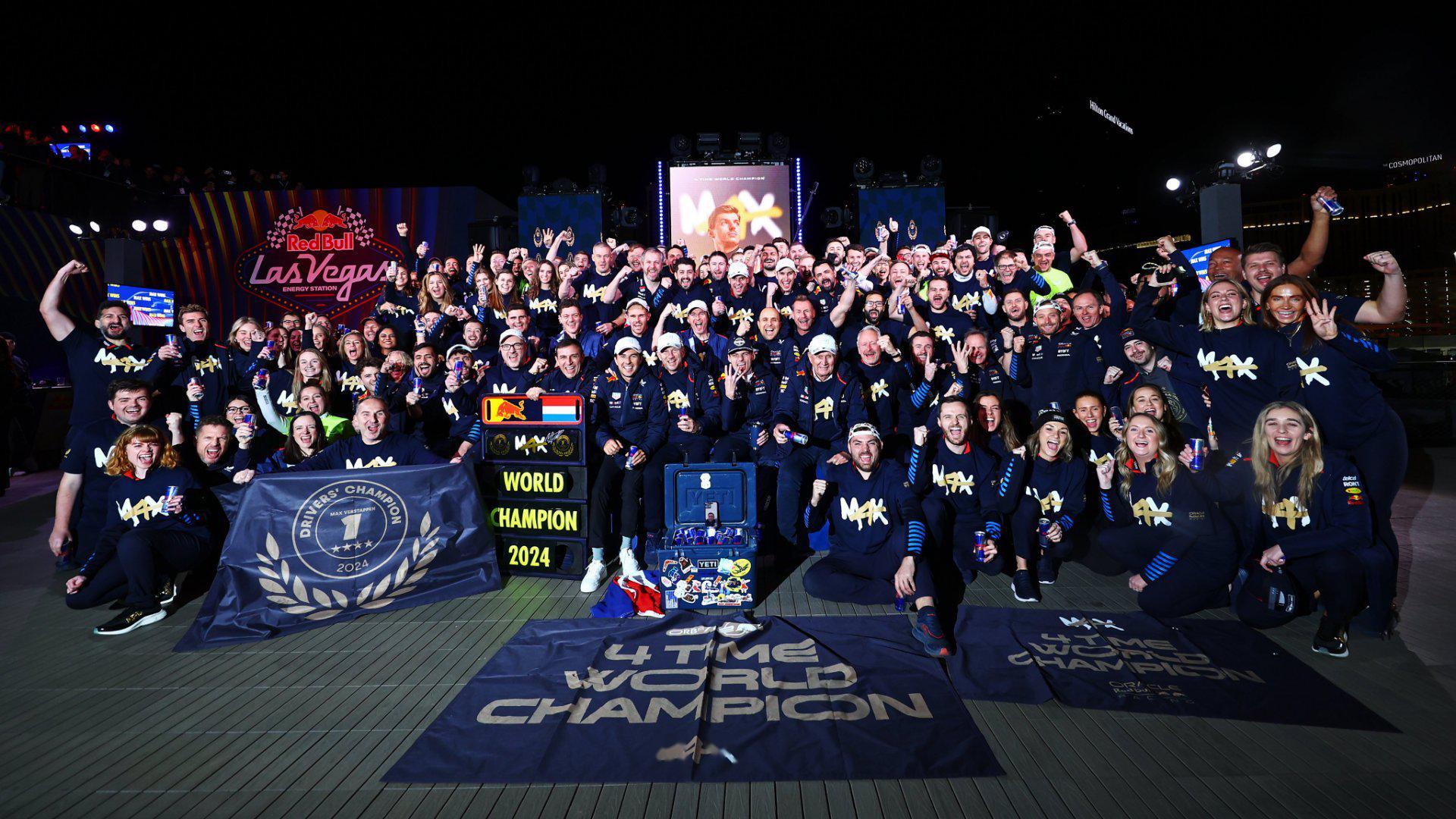 关于红牛车队翻盘阿斯顿马丁，维斯塔潘统治全场的信息