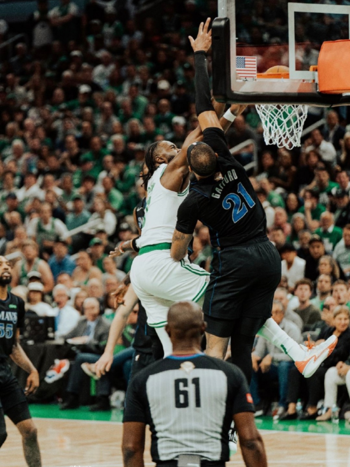 凯尔特人完胜灰熊，詹姆斯带队取胜