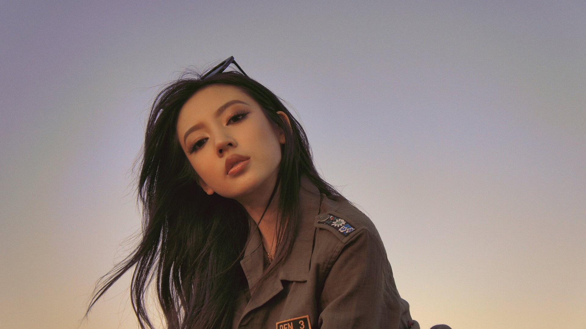 赛道与球场的双响炮，F1揭幕战红牛惊险获胜，爵士加时逆转独行侠