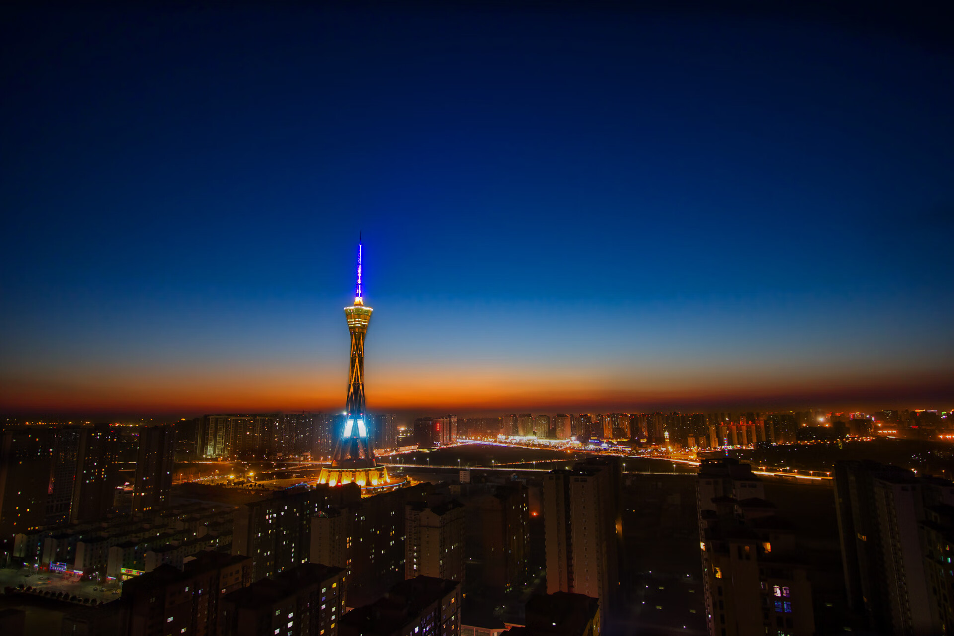 今夜不属于快船巨浪，只属于伦纳德这座孤岛—他如何用接管比赛的钢刃搅碎世界排名争夺战的剧本